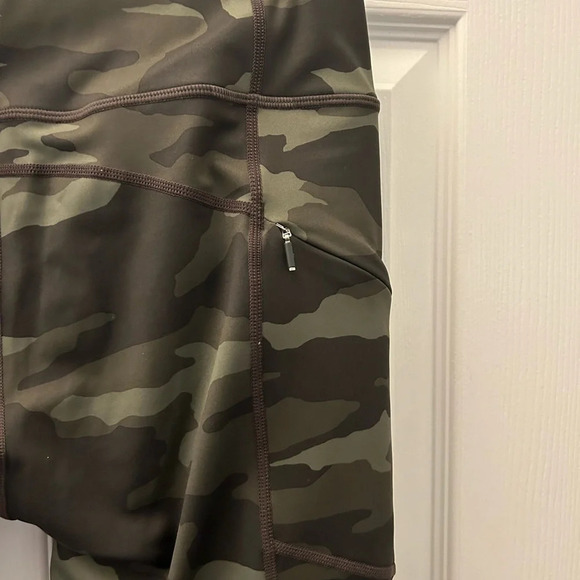 ! ATHLETA Camo Leggings size M - Picture 5 of 6